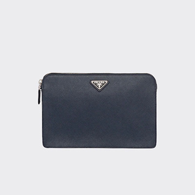 [PRADA] 남성백 FW25 Saffiano BAG 프라다 시그니처 엠보싱 스트랩 클러치 핸드백 2VF056