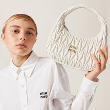 [MIUMIU] 여성백 Wander Bag 완더 마테라쎄 나파 가죽 호보 미듐미니백