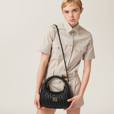 [MIUMIU] 여성백 Wander Bag 완더 마테라쎄 나파 가죽 호보 미듐미니백
