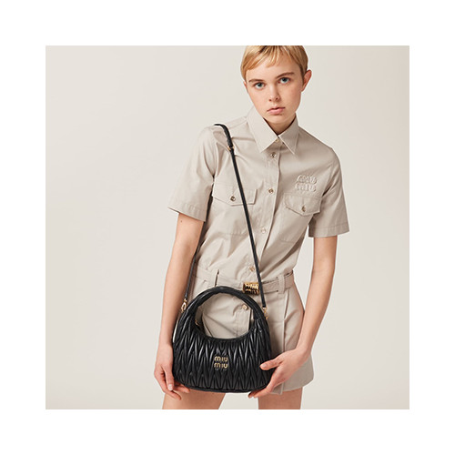 [MIUMIU] 여성백 Wander Bag 완더 마테라쎄 나파 가죽 호보 미듐미니백