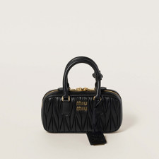 [MIUMIU] 여성백 Wander Bag 완더 마테라쎄 나파 가죽 탑핸들핸드백