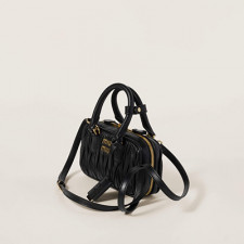 [MIUMIU] 여성백 Wander Bag 완더 마테라쎄 나파 가죽 탑핸들핸드백