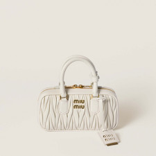 [MIUMIU] 여성백 Wander Bag 완더 마테라쎄 나파 가죽 탑핸들핸드백