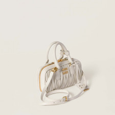 [MIUMIU] 여성백 Wander Bag 완더 마테라쎄 나파 가죽 탑핸들핸드백