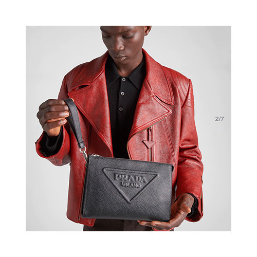 [PRADA] 남성백 FW25 BAG 프라다 시그니처 엠보싱 스트랩 클러치 핸드백 2VF039